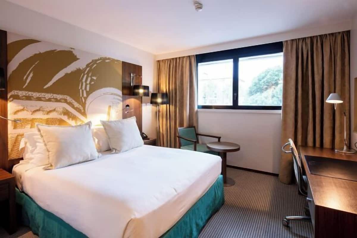Premium bedding, in-room safe, desk, blackout curtains