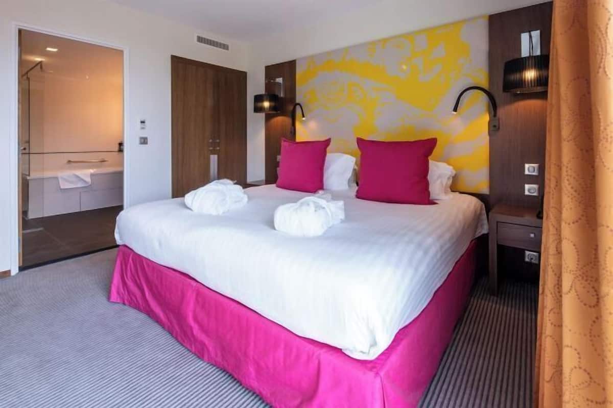 Premium bedding, in-room safe, desk, blackout curtains