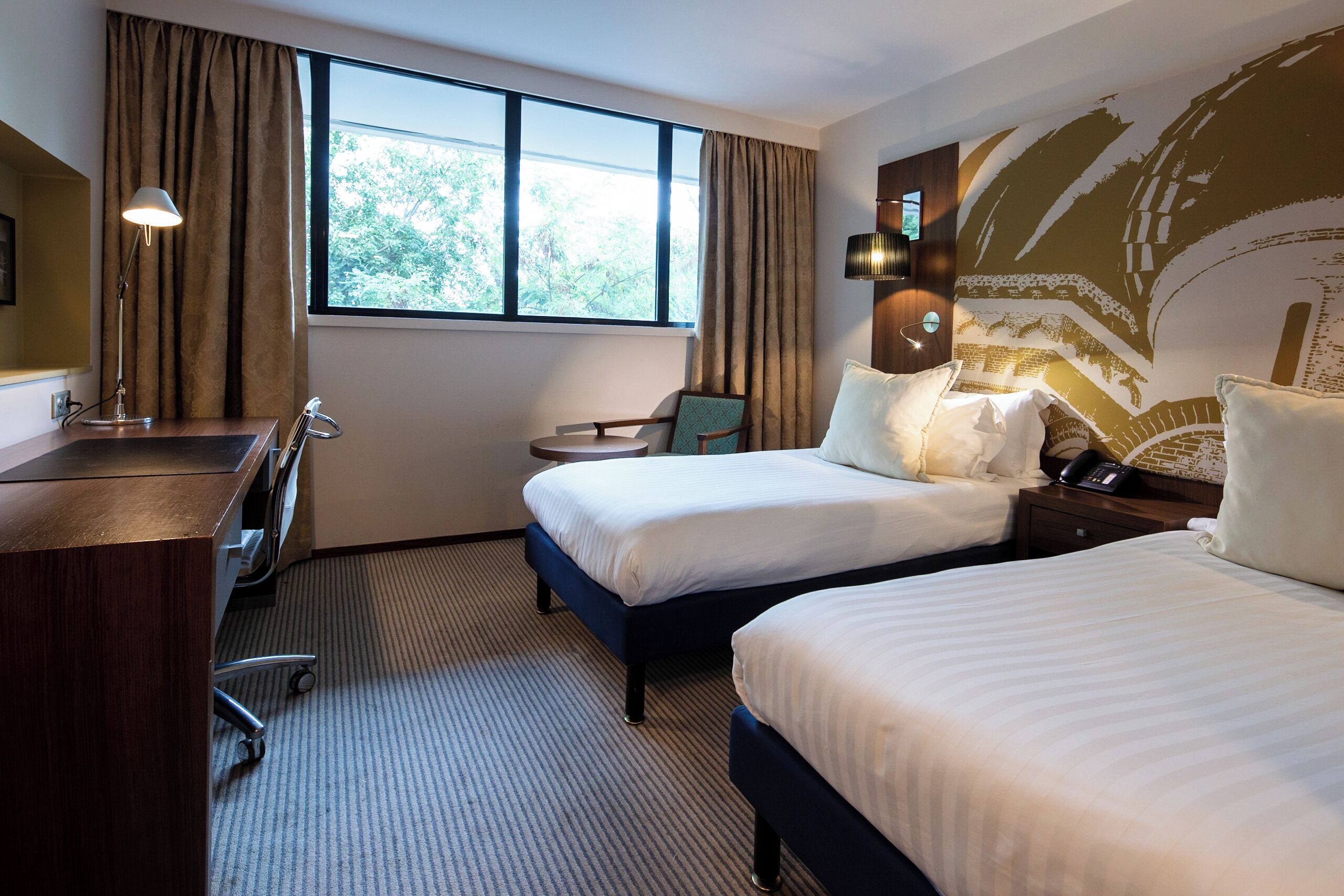 Habitación estándar | Ropa de cama de alta calidad y caja de seguridad en la habitación 