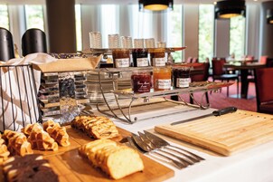 每日供应自助式早餐（每人 EUR 23）