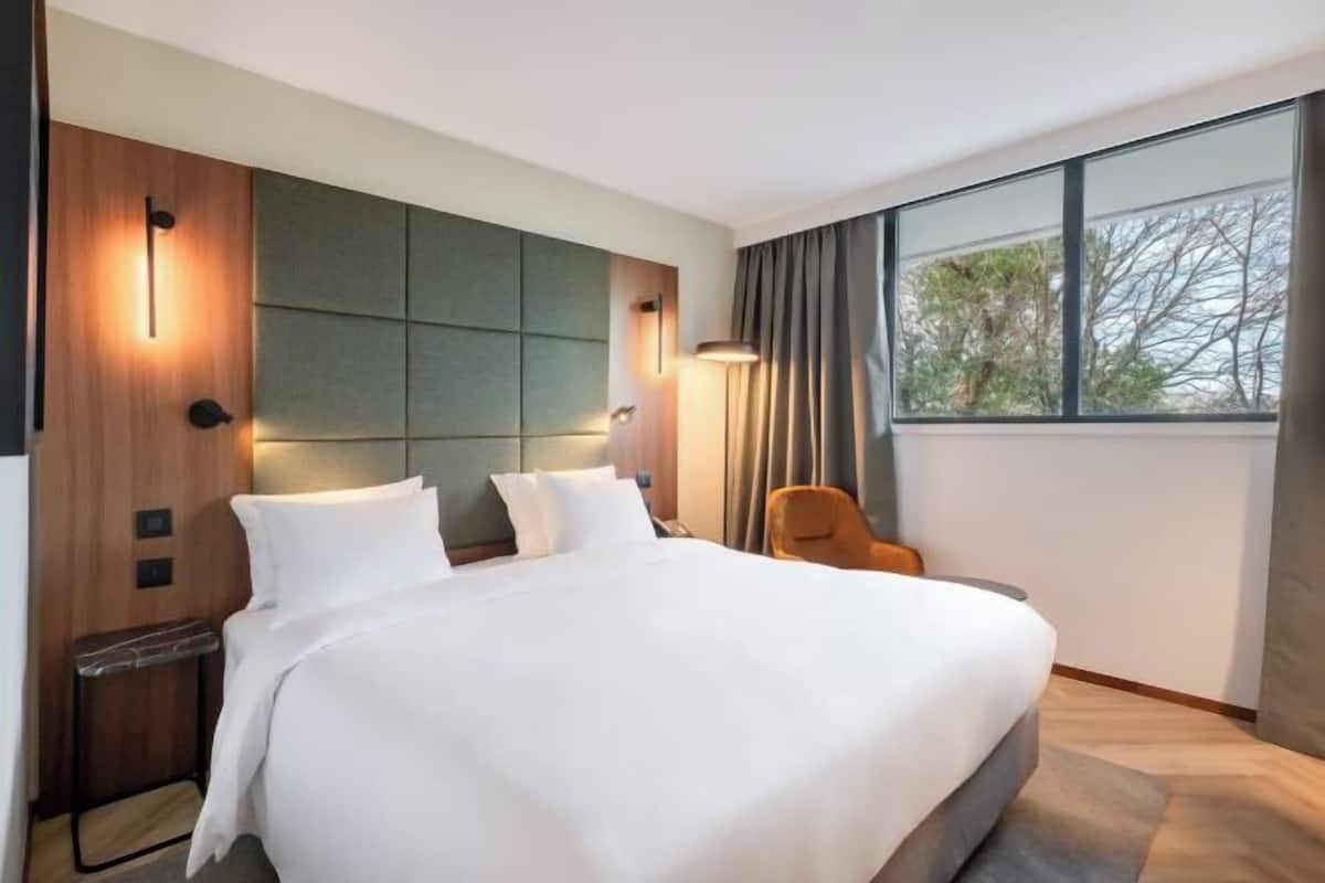 Premium bedding, in-room safe, desk, blackout curtains