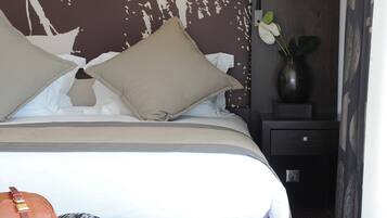 Suite, terrasse | Sengetøy av topp kvalitet, safe på rommet og skrivebord