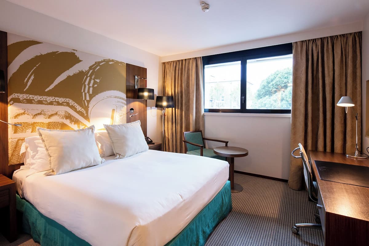 Standard Room | Premium bedding, in-room safe, desk, blackout drapes