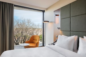 Habitación superior | Ropa de cama de alta calidad, caja fuerte, escritorio y cortinas opacas