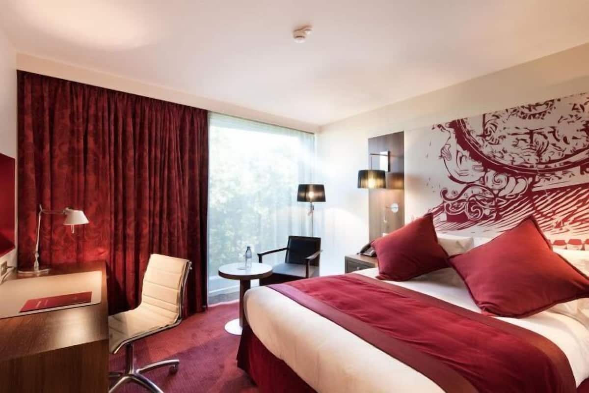 Premium bedding, in-room safe, desk, blackout curtains