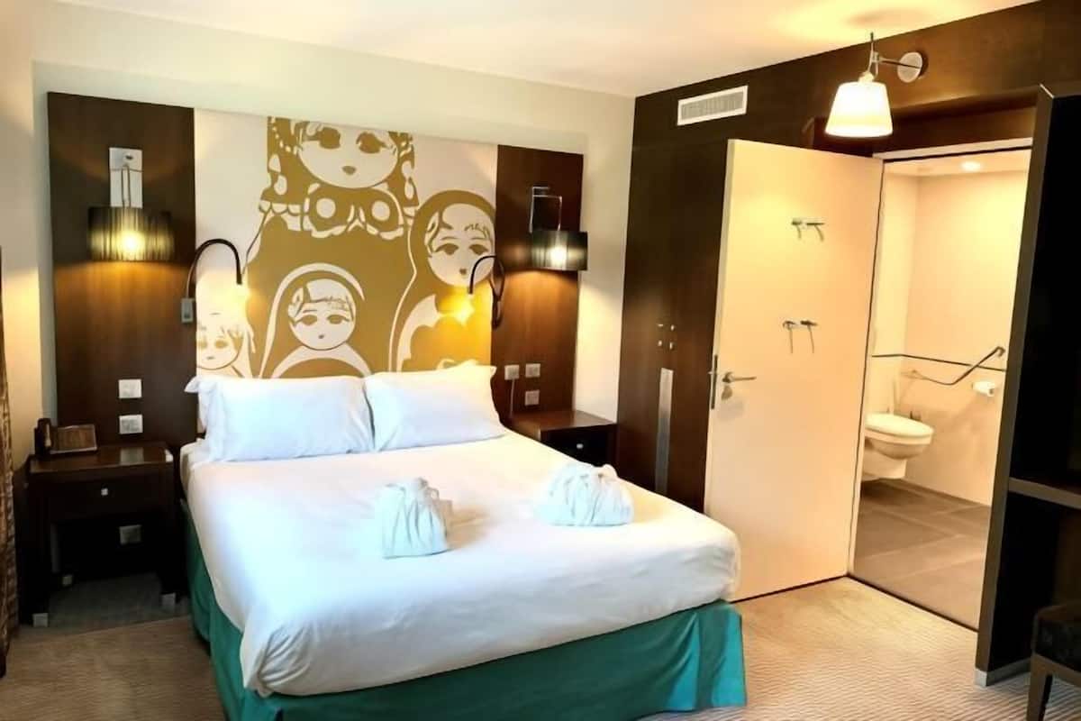 Premium bedding, in-room safe, desk, blackout curtains
