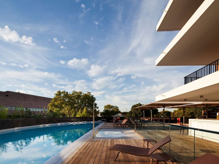 Utendørsbasseng, bassengparasoller og solsenger