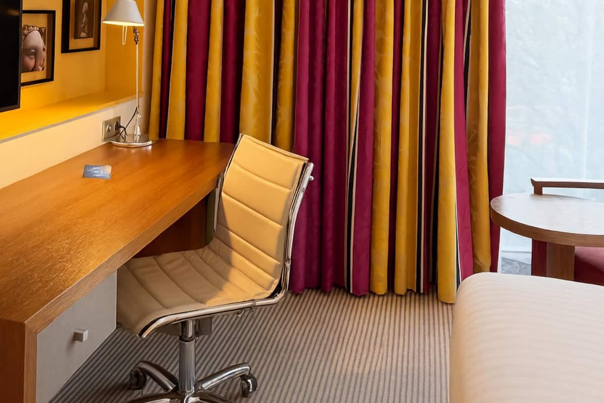 Premium bedding, in-room safe, desk, blackout curtains