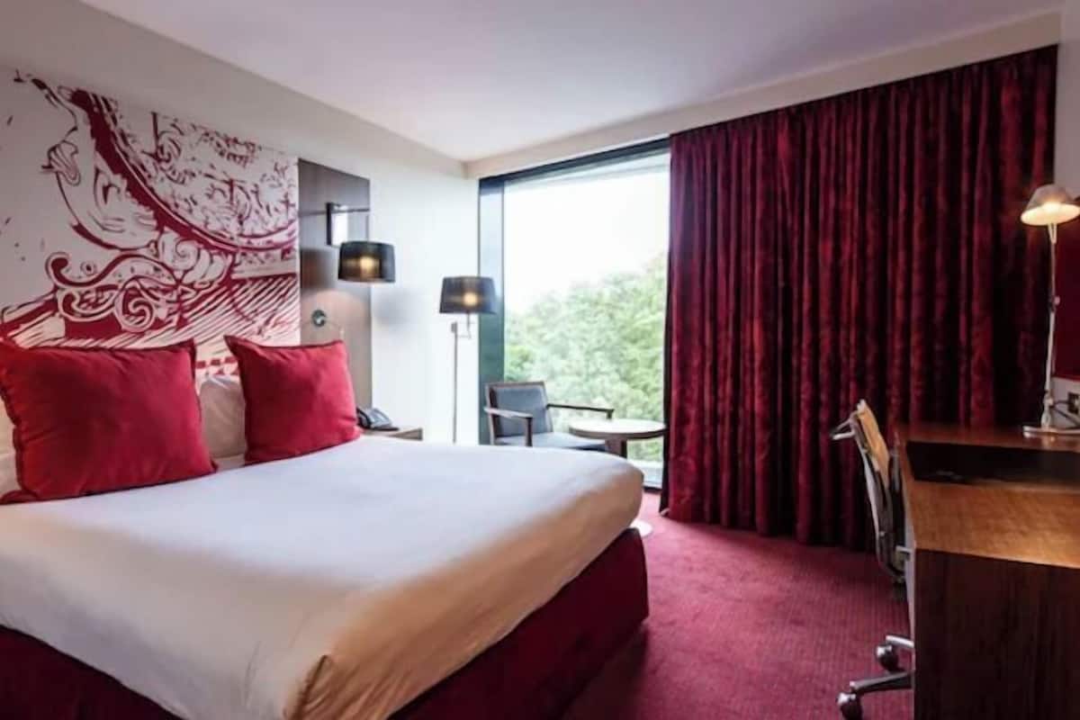 Premium bedding, in-room safe, desk, blackout curtains