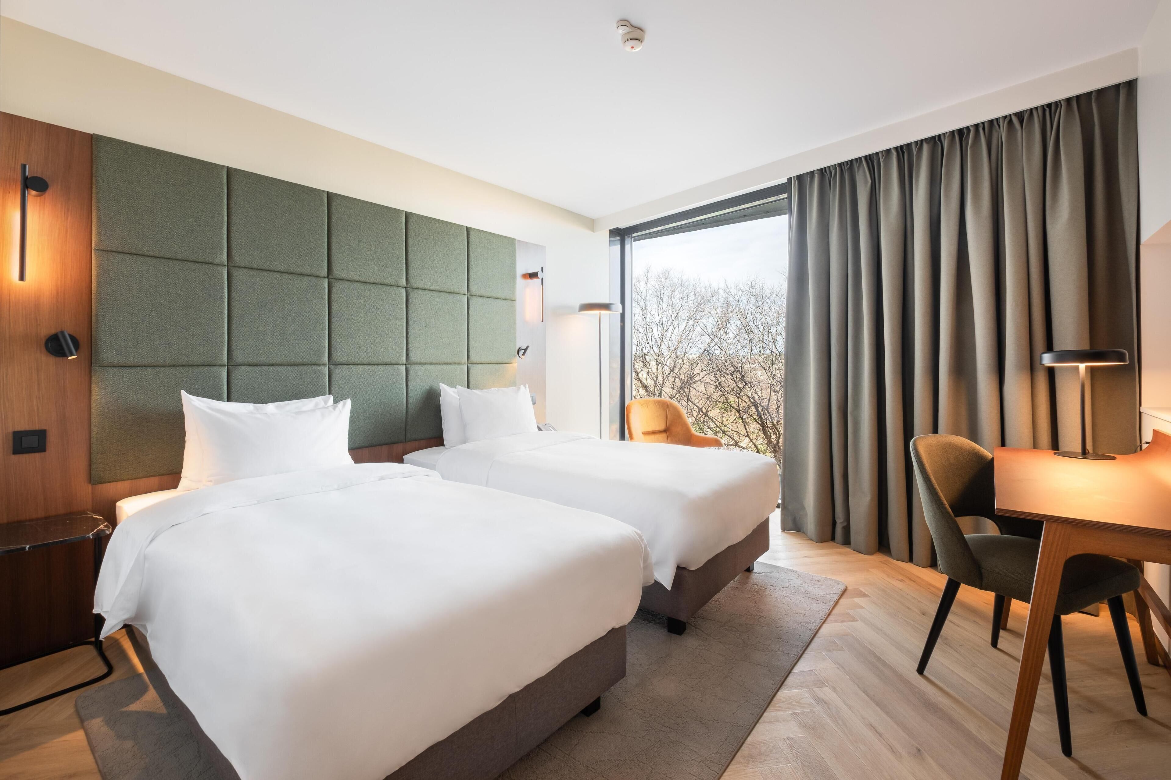 Hochwertige Bettwaren, Zimmersafe, Schreibtisch, Verdunkelungsvorhänge