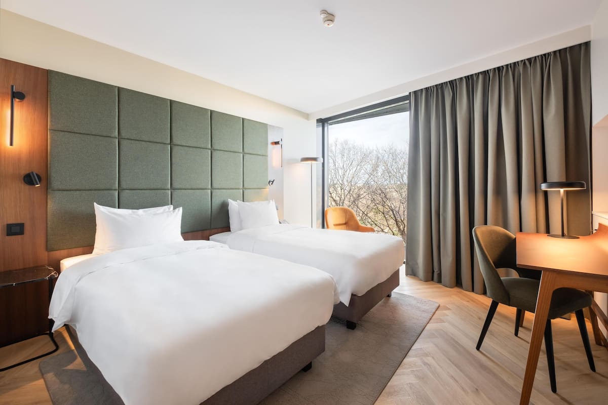 Hochwertige Bettwaren, Zimmersafe, Schreibtisch, Verdunkelungsvorhänge