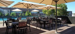 Serveert ontbijt, lunch, diner, Italiaanse gerechten 