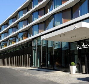 Serveert ontbijt, lunch, diner, Italiaanse gerechten 