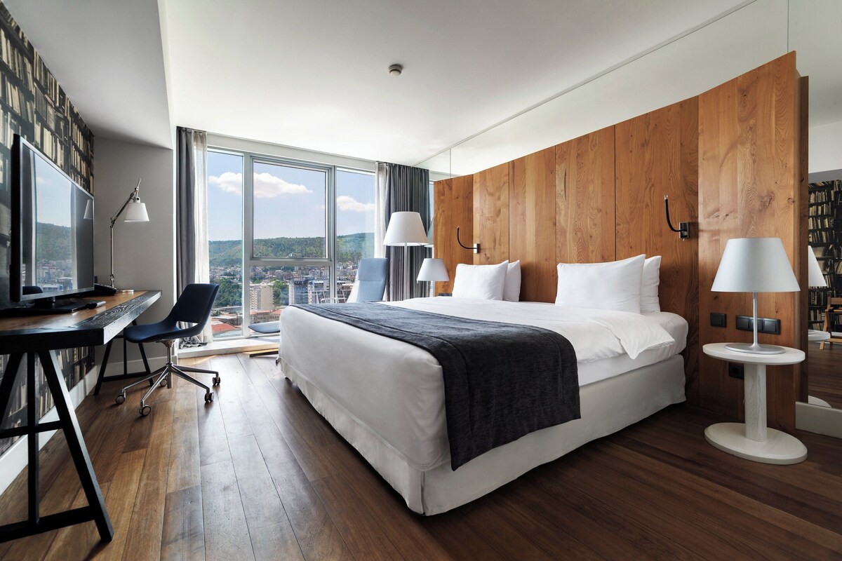 Standard Room, 1 King Bed | Down comforters, minibar, in-room safe, desk