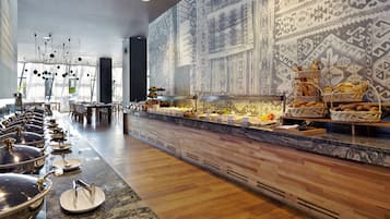 Desayuno buffet diario (USD 17.7 por persona)
