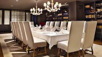 Se sirven desayunos, almuerzos y cenas; cocina internacional