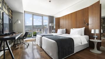 Cubrecamas, minibar, caja de seguridad en la habitación y escritorio