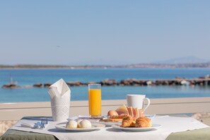 Déjeuner, dîner, souper et brunch servis sur place
