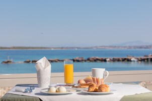 Se sirven desayunos, almuerzos, cenas y brunch
