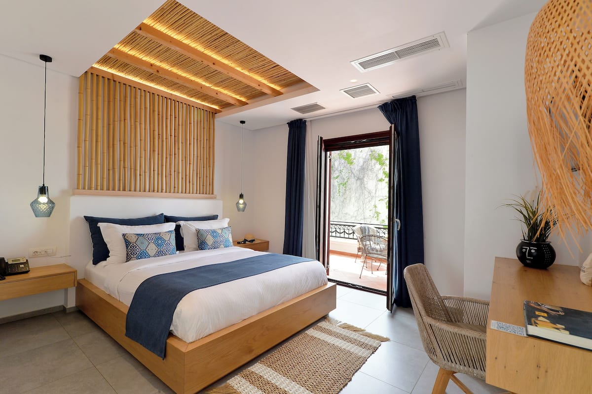 Superior-Apartment, 1 Schlafzimmer, Poolblick (Upper Floor) | Daunenbettdecken, Pillowtop-Betten, Minibar, Zimmersafe
