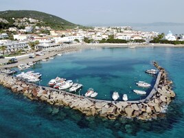 Praia particular, espreguiçadeiras, guarda-sóis, toalhas de praia 