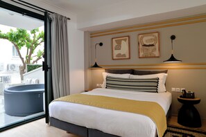 Suite – junior, spabadekar (Classic) | Dundyner, senger med overmadrass, minibar og safe på rommet