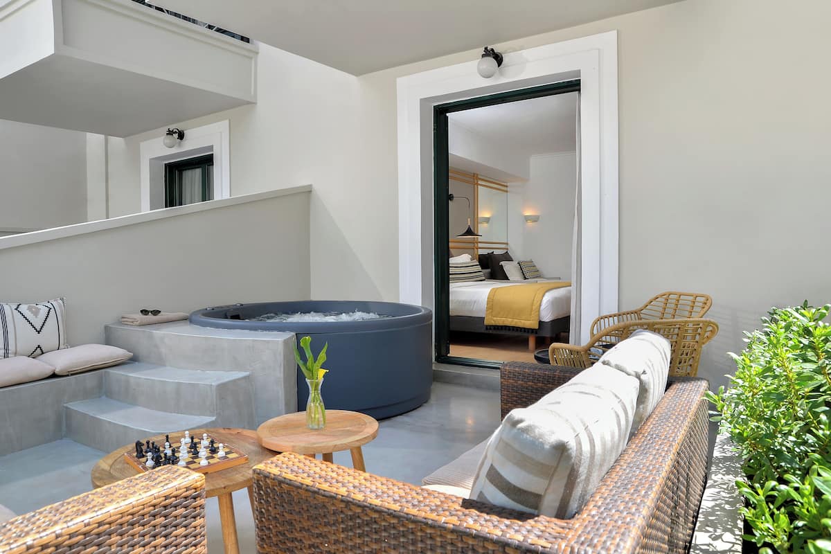 Junior-Suite, Whirlpool (Classic) | Daunenbettdecken, Pillowtop-Betten, Minibar, Zimmersafe