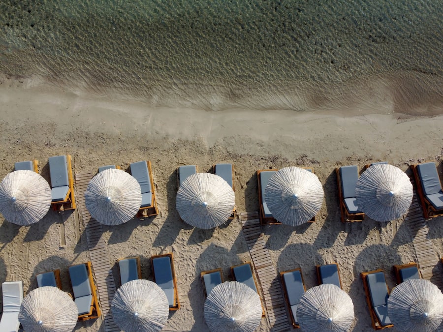 Playa privada, sillas reclinables de playa, sombrillas, toallas de playa