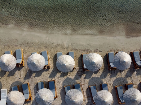 Playa privada, sillas reclinables de playa, sombrillas, toallas de playa. Aktaion Beach Boutique Hotel & Spa