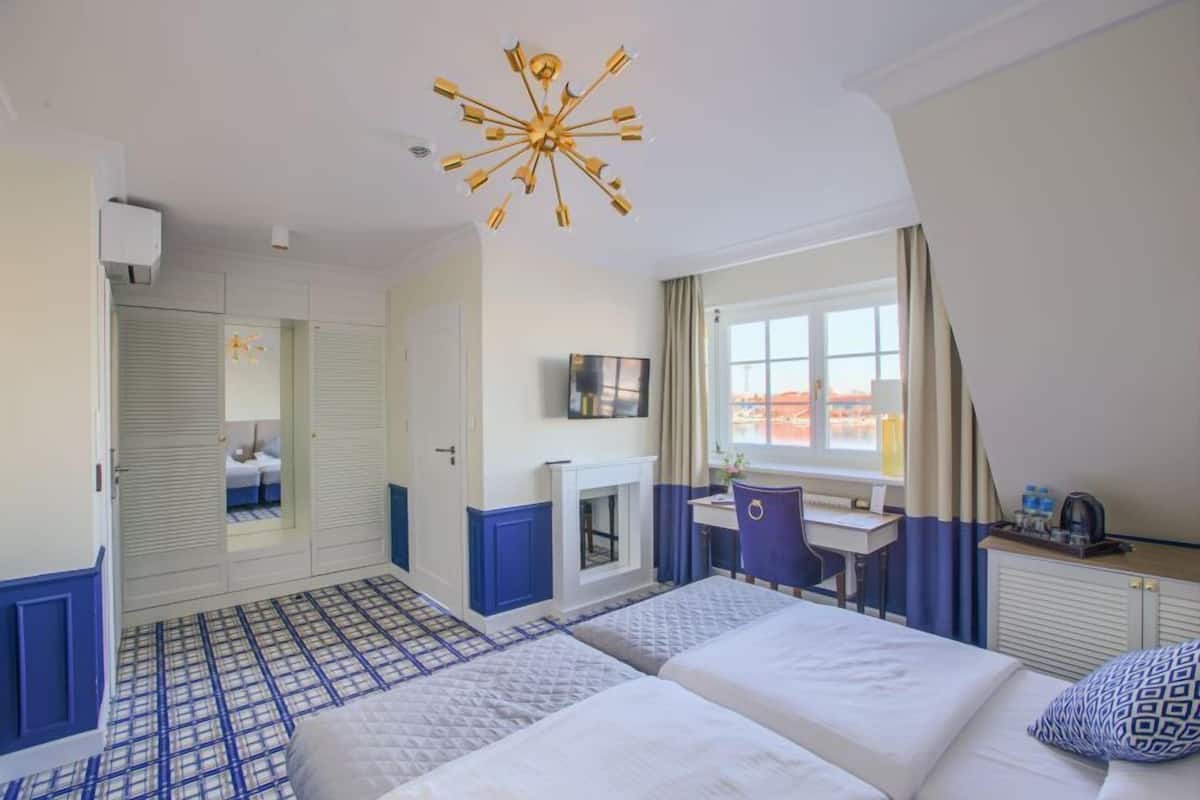 Premium Double Room (with shower) | 1 bedroom, minibar, in-room safe, desk