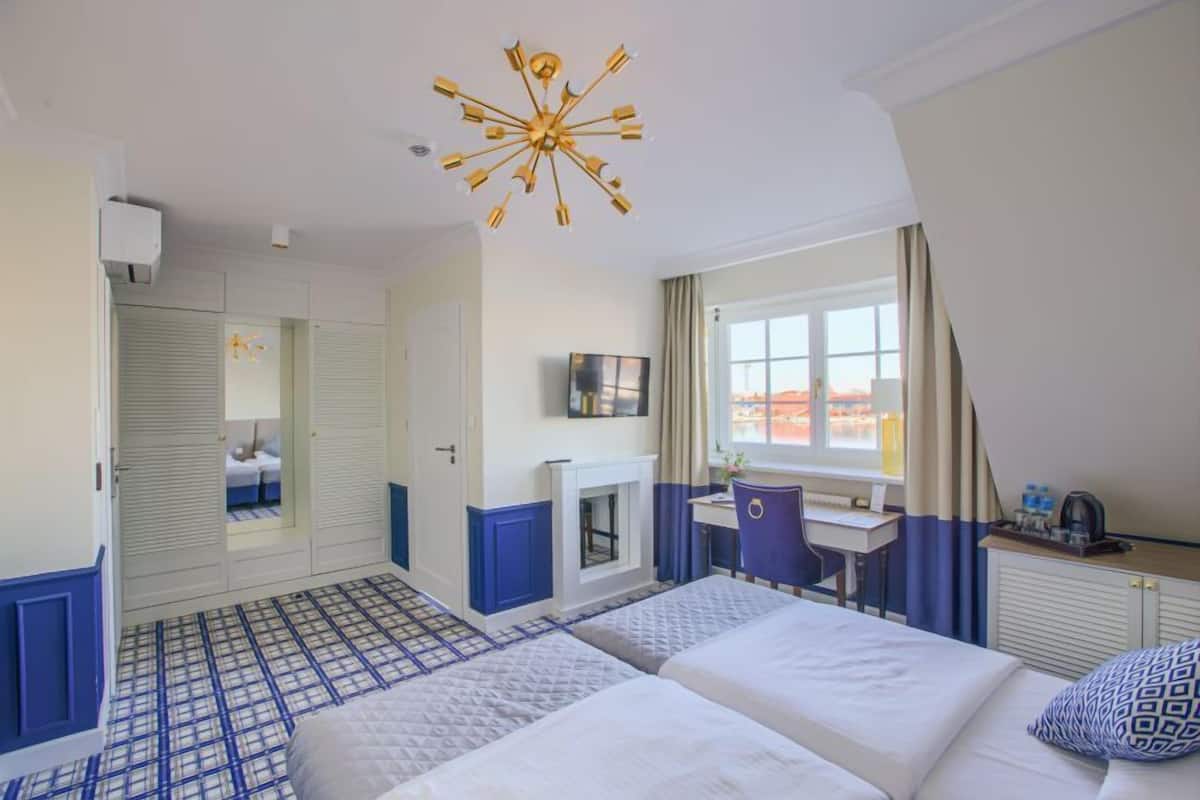 Premium tweepersoonskamer (with shower) | 1 slaapkamer, een minibar, een kluis op de kamer, een bureau