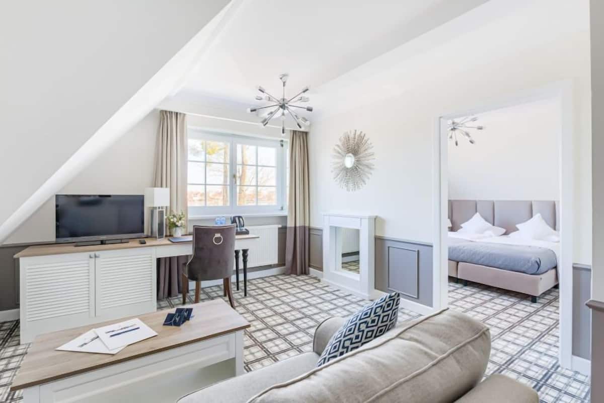 Appartement (with shower) | Woonruimte | Een televisie