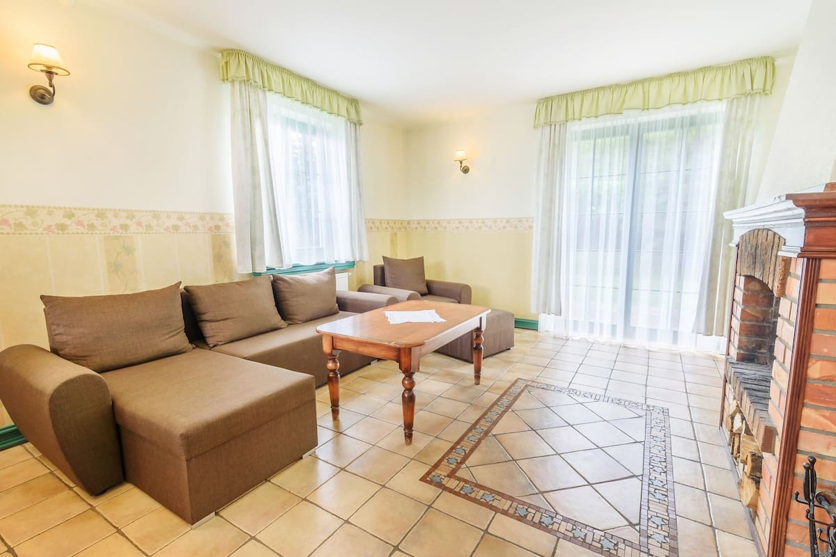 Villa, 2 slaapkamers, kitchenette | Woonkamer | Een televisie