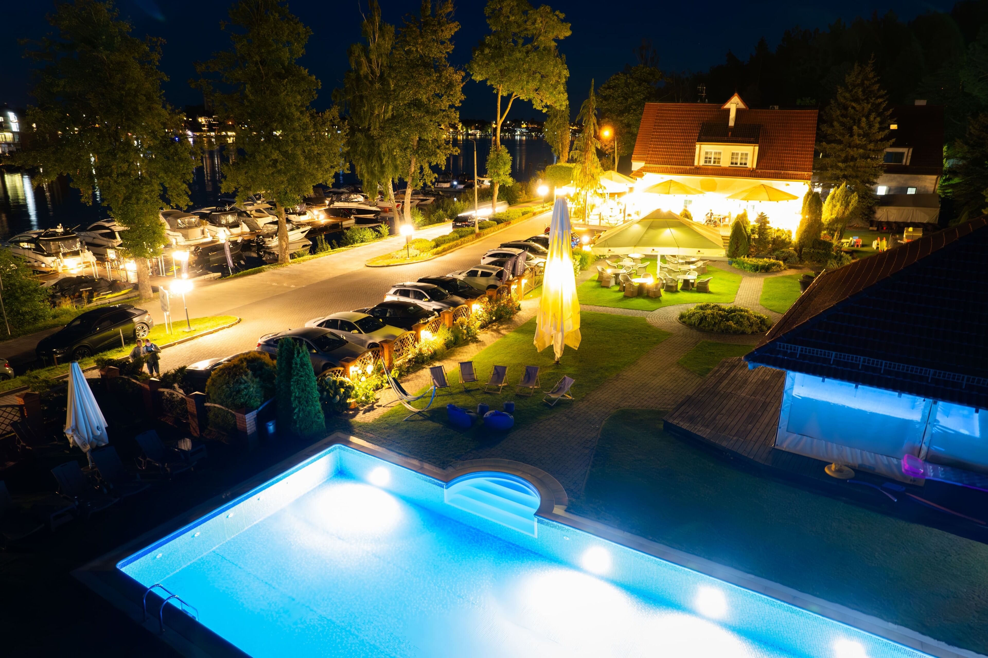 Indoor pool, seasonal outdoor pool, pool loungers