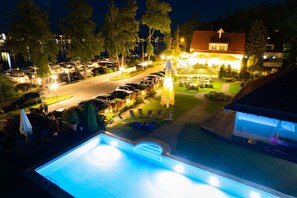 Piscine couverte, piscine extérieure (ouverte en saison)