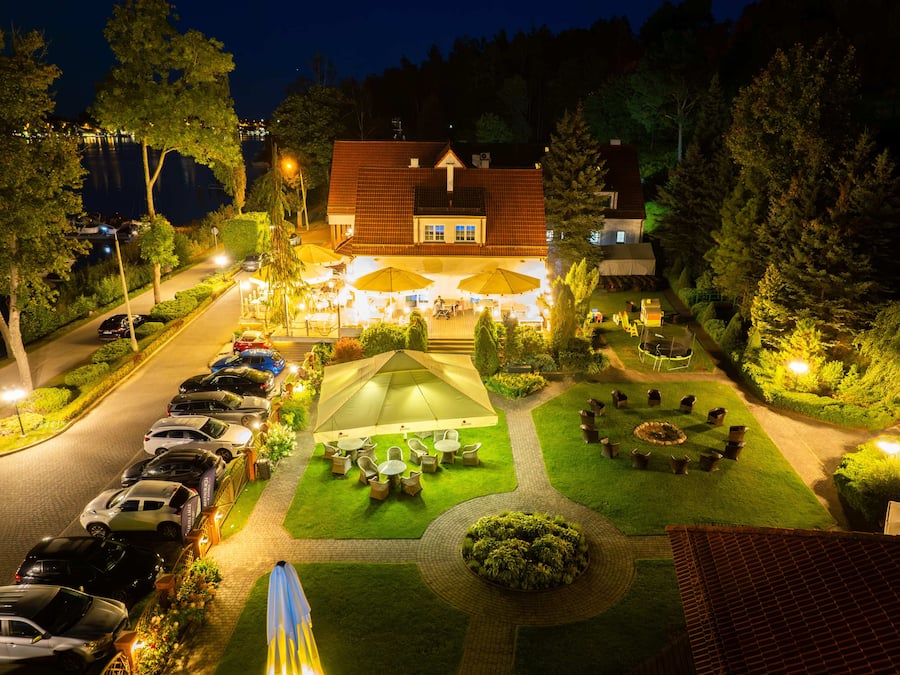 Un hôtel doté d’un parking, d’un espace extérieur aménagé pour s’asseoir et de jardins bien entretenus.
