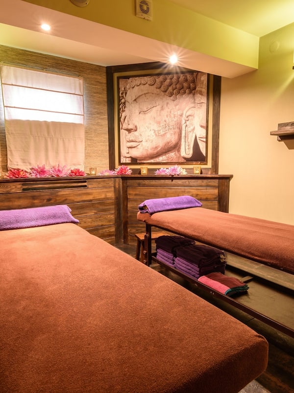 Sauna, hot tub, body treatments, hydrotherapy, aromatherapy, body wraps