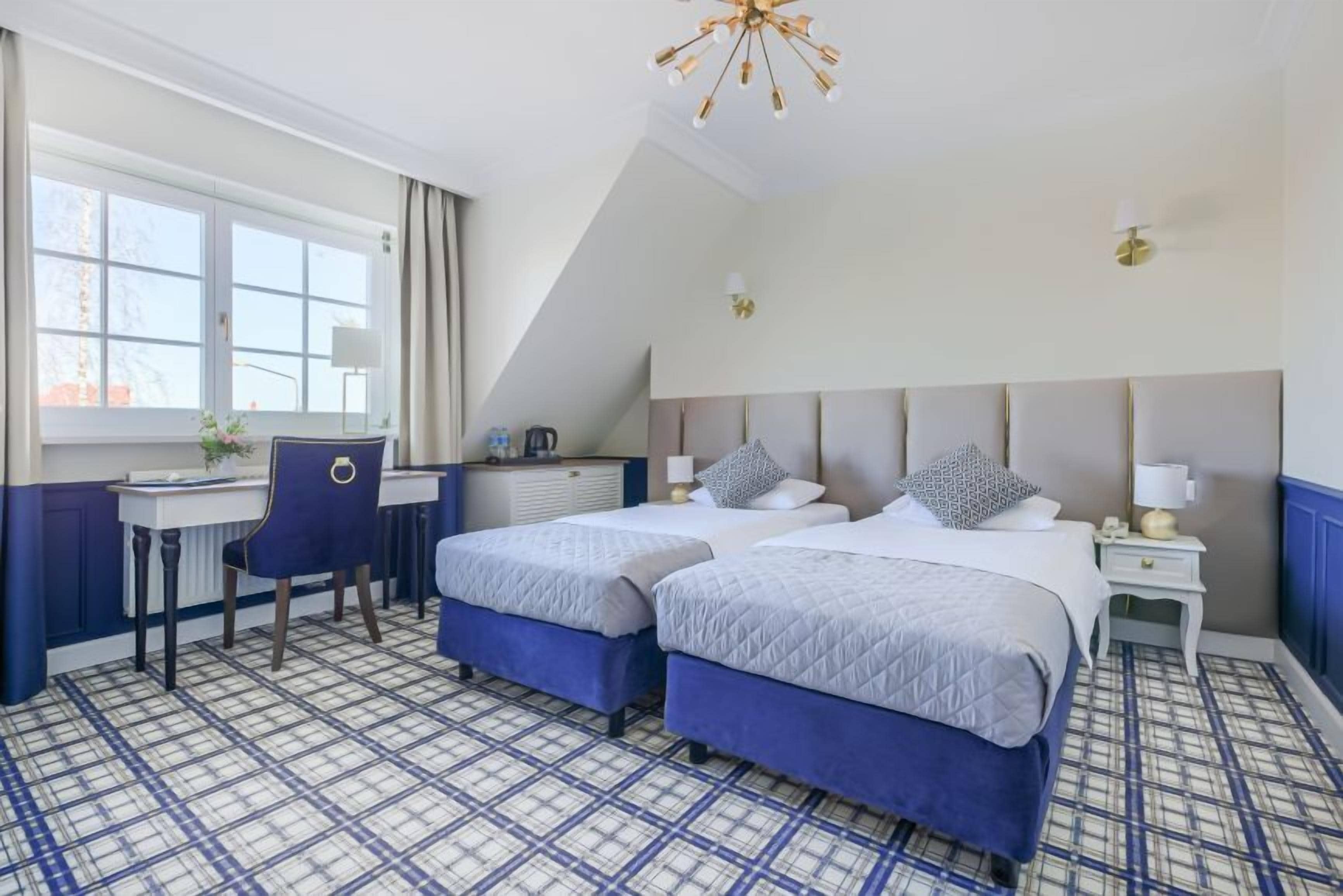 尊荣双人房 (with shower) | 迷你吧、客房内保险箱、办公桌、隔音