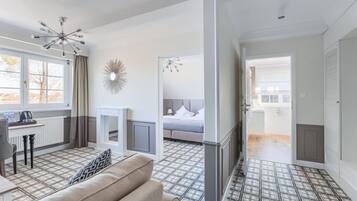 Apartment (with shower) | Wohnbereich | Fernseher