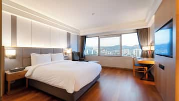 Cubrecamas, caja de seguridad en la habitación y muebles diferentes