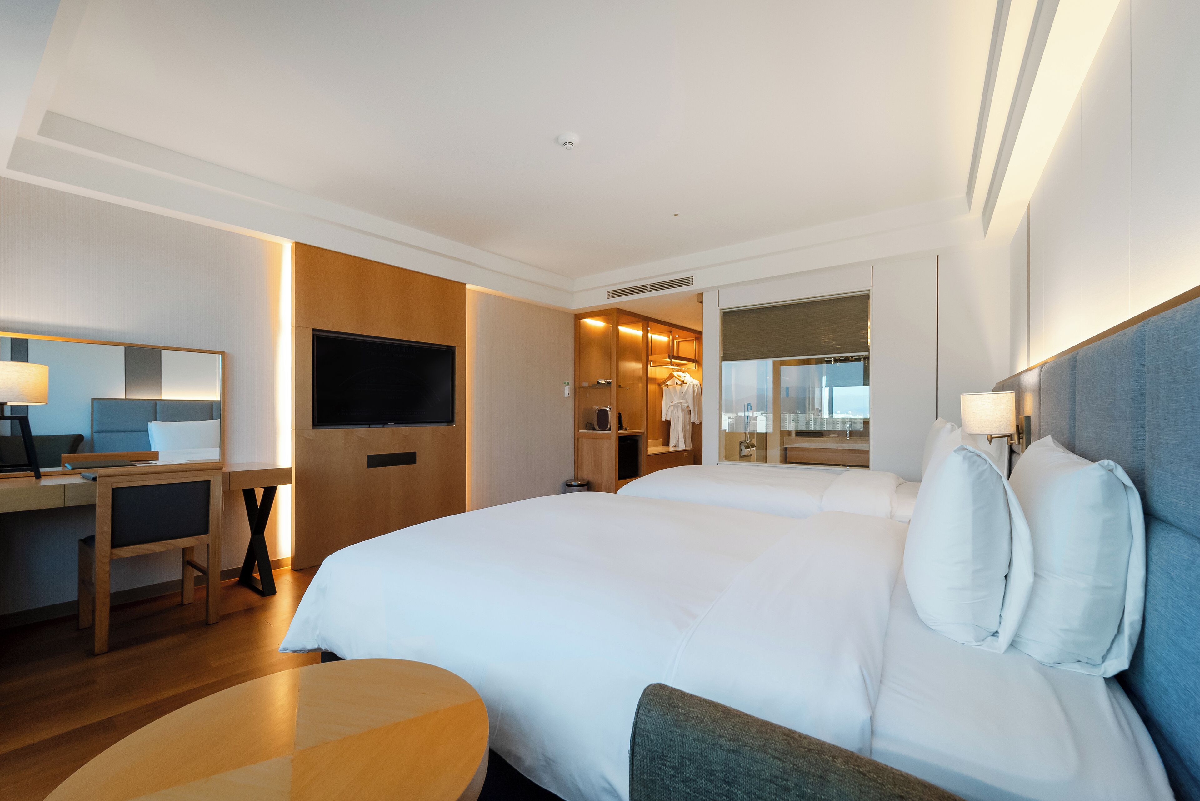 Inter Family Twin Room | Edredones de plumas, caja fuerte, mobiliario individual y escritorio