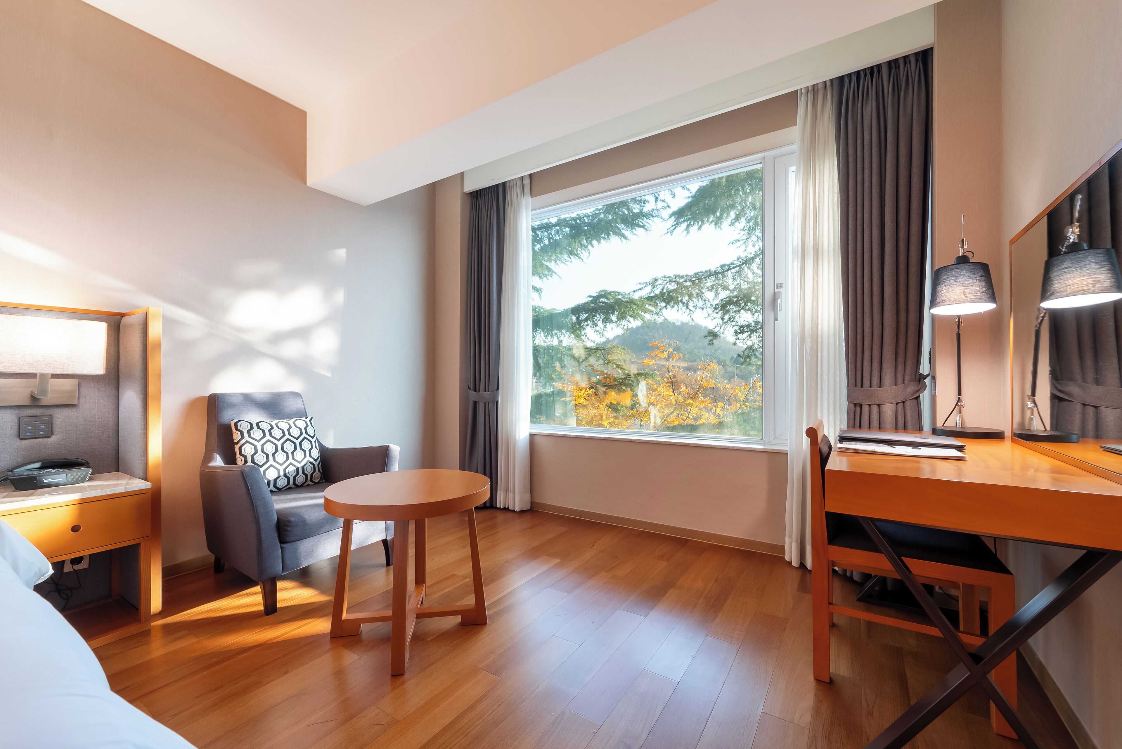 Cubrecamas, caja de seguridad en la habitación y muebles diferentes 