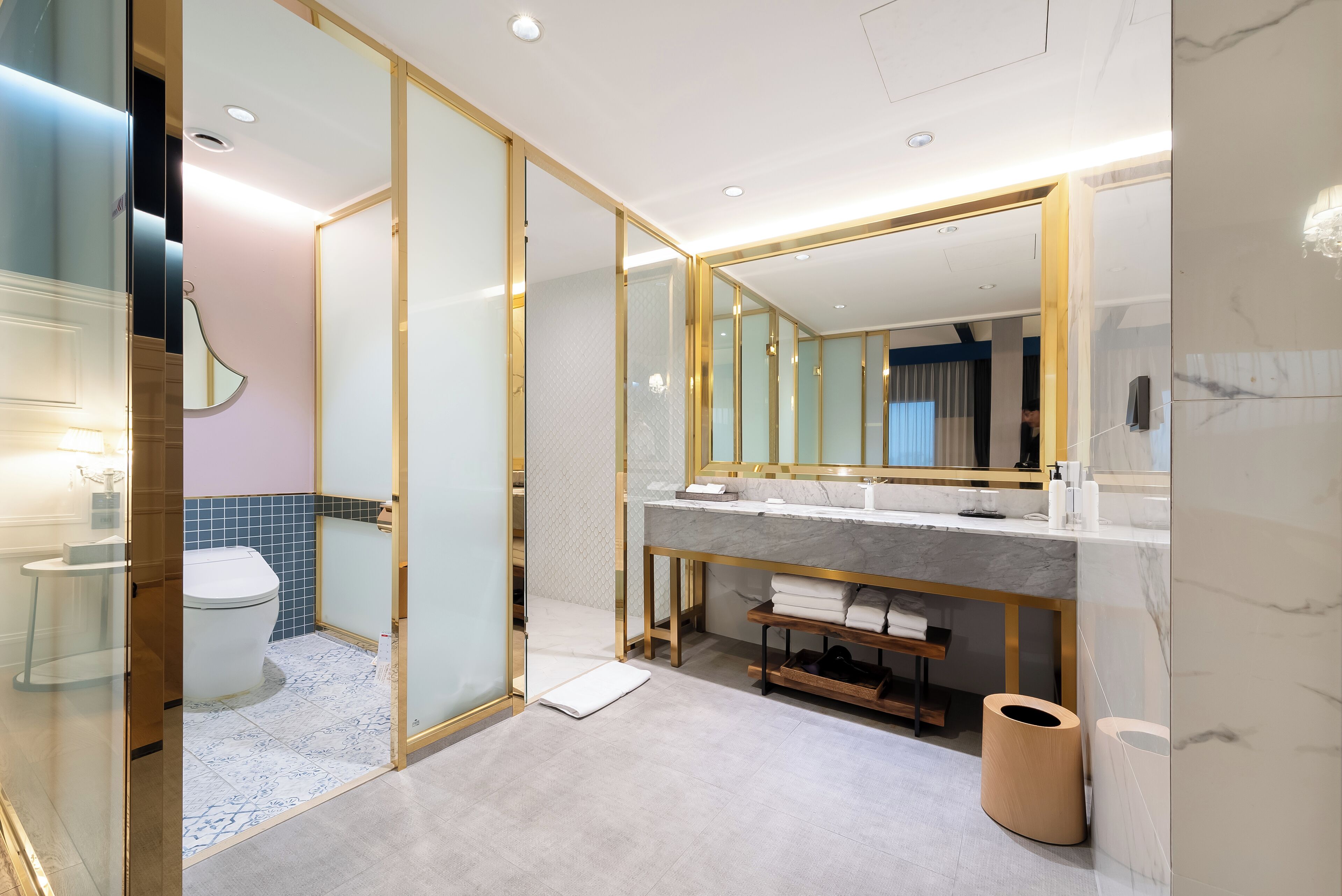 park boutique superial | bathroom | shower, hair dryer, bathrobes, slippers