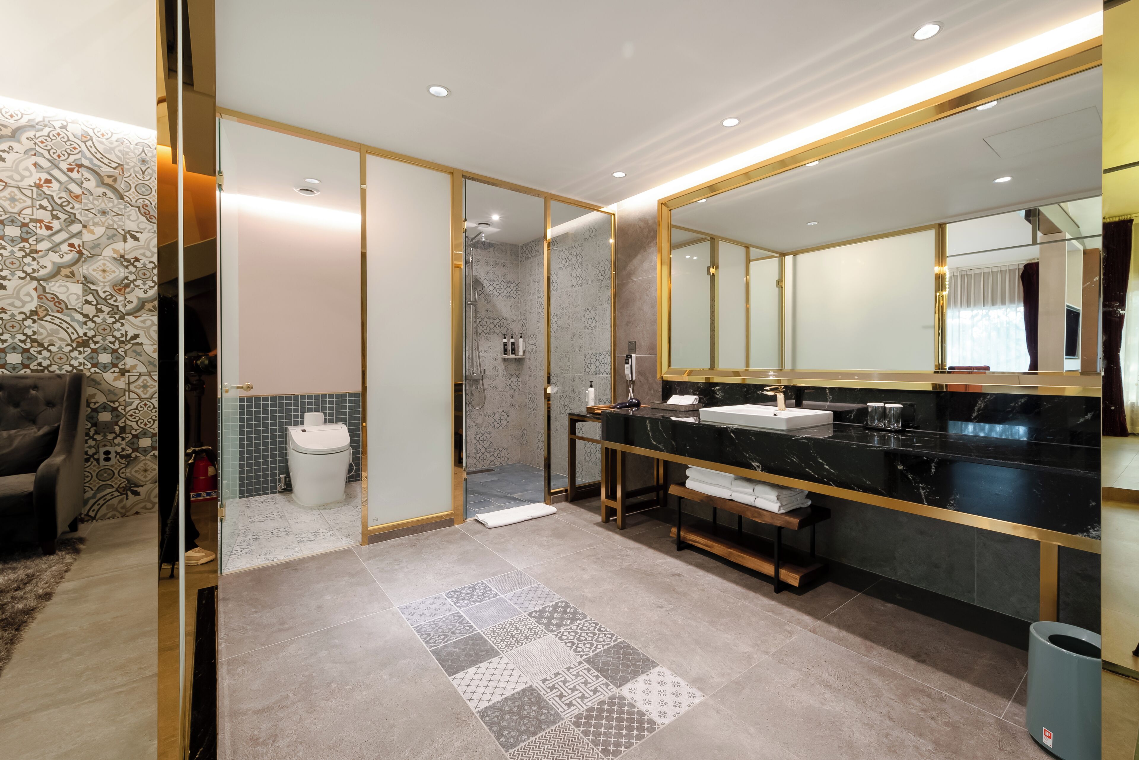 park boutique deluxe | bathroom | shower, hair dryer, bathrobes, slippers