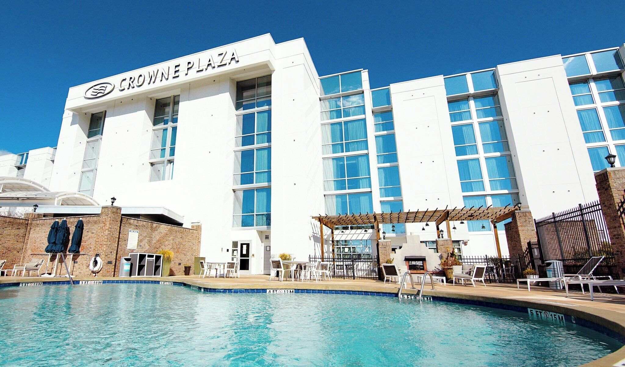 Outdoor pool, pool umbrellas, sun loungers