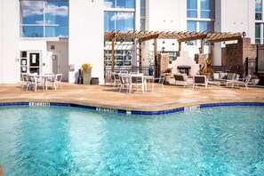 Outdoor pool, pool umbrellas, sun loungers - Crowne Plaza Charleston Airport - Conv Ctr by IHG (North Charleston)