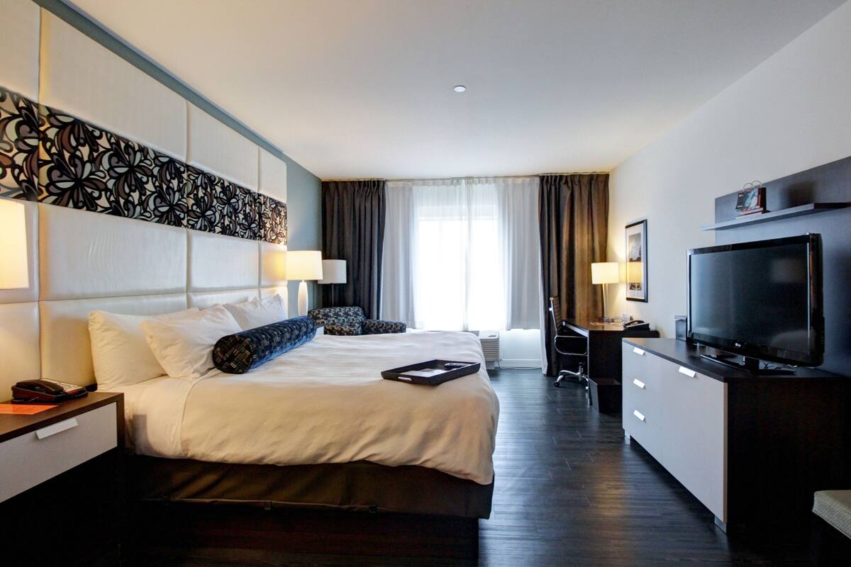 1 bedroom, premium bedding, in-room safe, desk