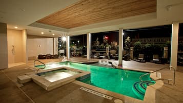 Kolam renang outdoor, dengan kursi berjemur