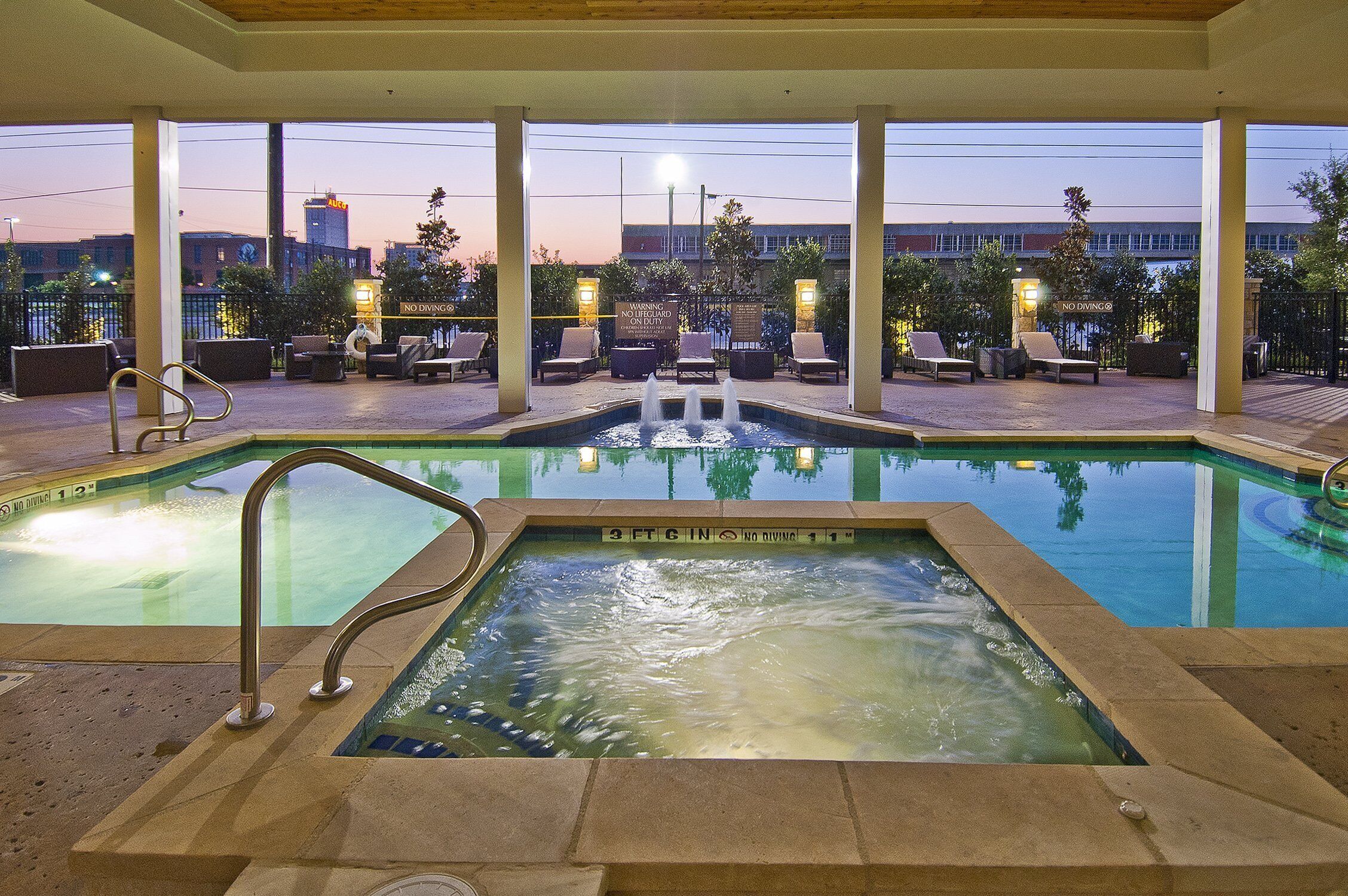 Una piscina al aire libre, tumbonas