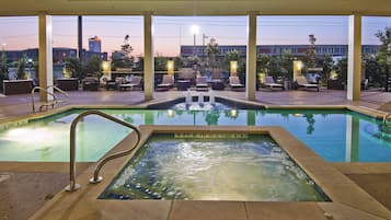Una piscina al aire libre, tumbonas